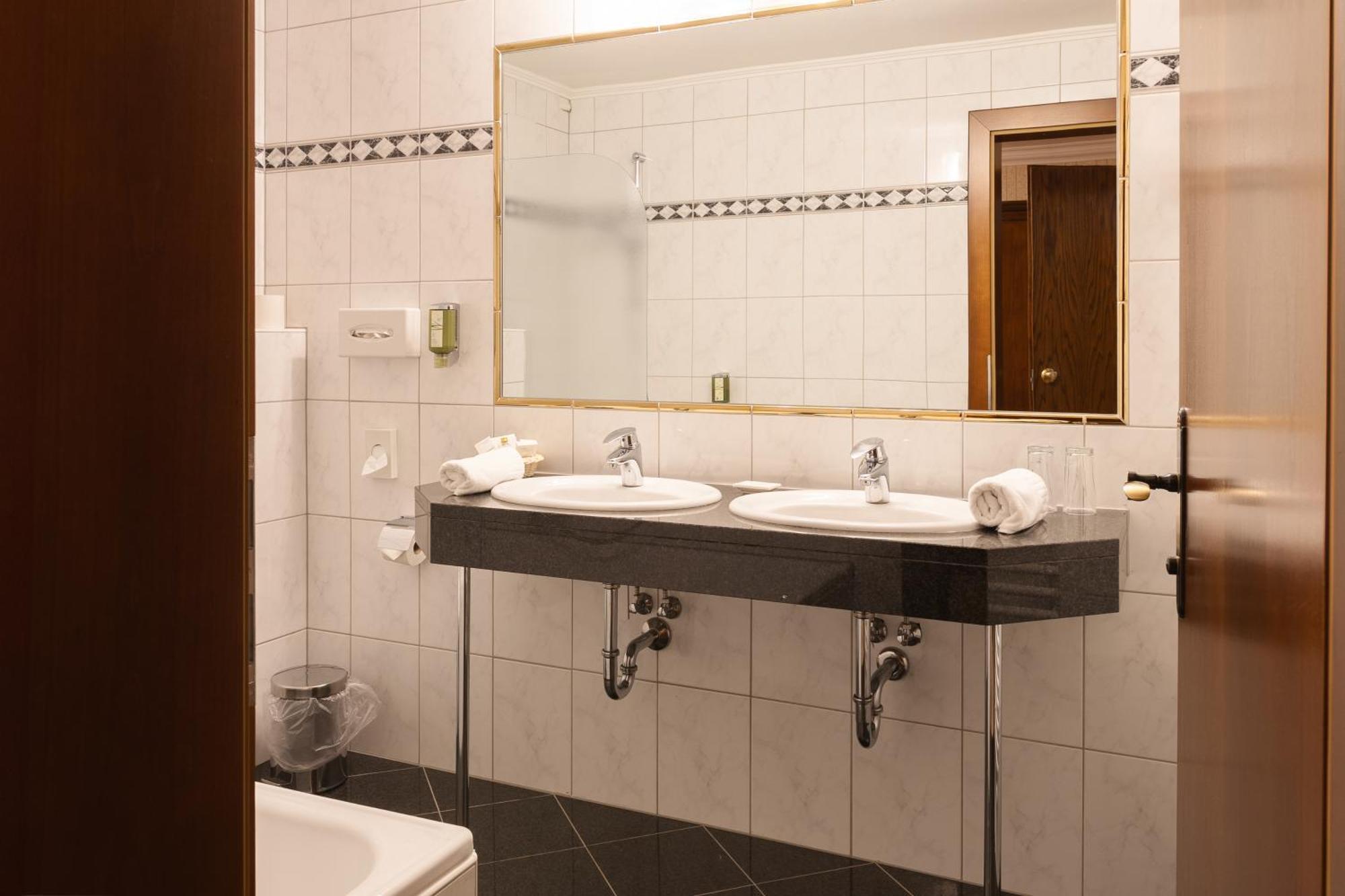 Turracher Hohe Schlosshotel Seewirt מראה חיצוני תמונה